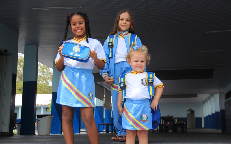 Prefeitura entrega novos uniformes e kits escolares aos alunos