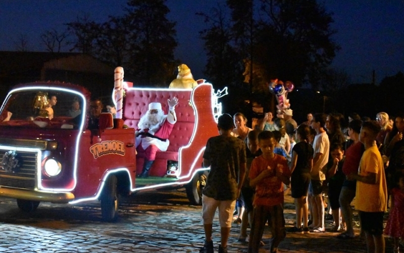 Decorações, atrações natalinas e chegada do Papai Noel encantam moradores dos distritos de Astorga
