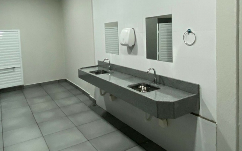 Prefeitura realiza obras para melhorar estrutura e acessibilidade em sanitários do Ginásio Municipal