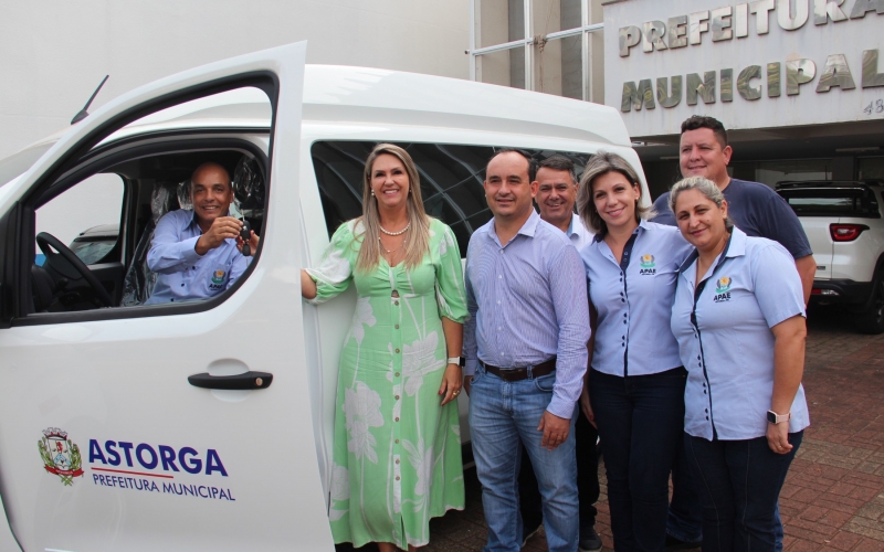 Prefeitura entrega Van no Valor de R$217.000,00, para APAE de Astorga.
