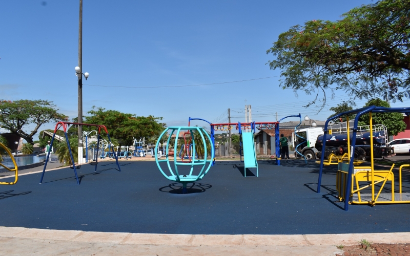 Prefeitura instala balanço inclusivo em praça pública 