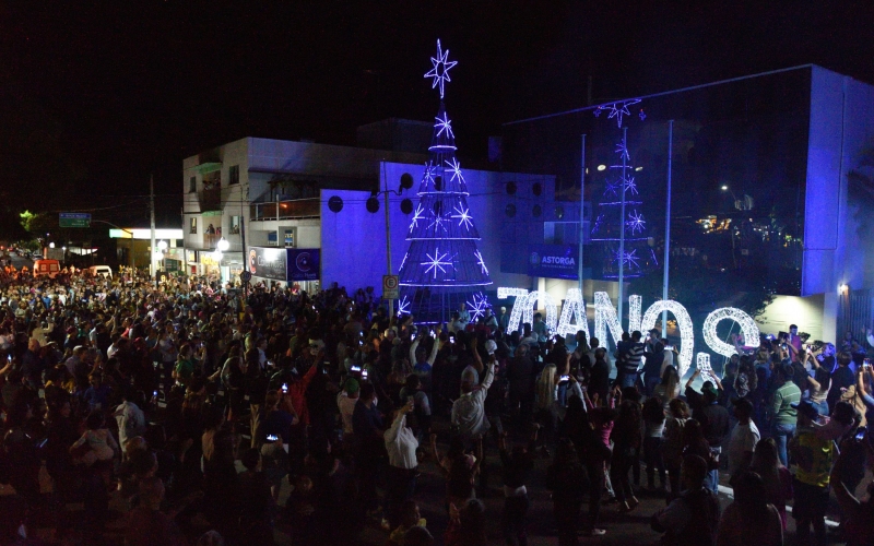 Abertura ′Astorga 70 anos′ inicia com o acender das luzes e enfeites natalinos, e show da Banda Charme Show